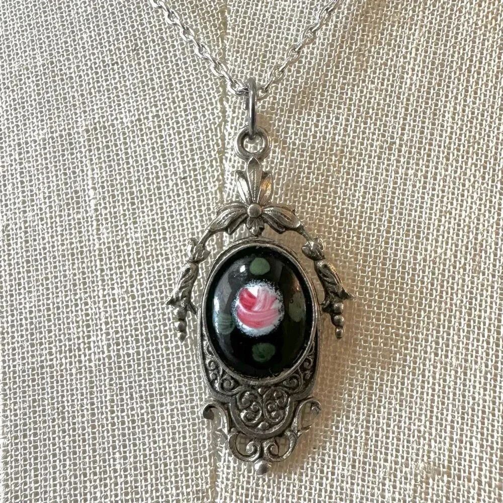 Silver tone vintage ornate pendant necklace